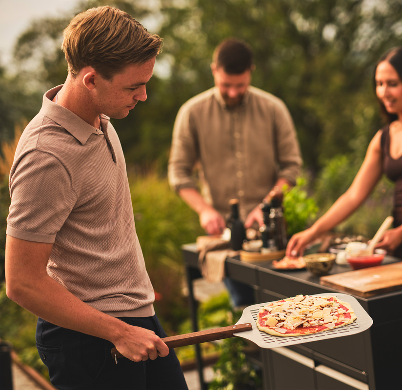 Perforert pizzaspade Aluminium/ask