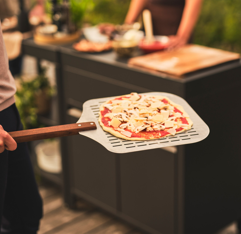 Perforert pizzaspade Aluminium/ask